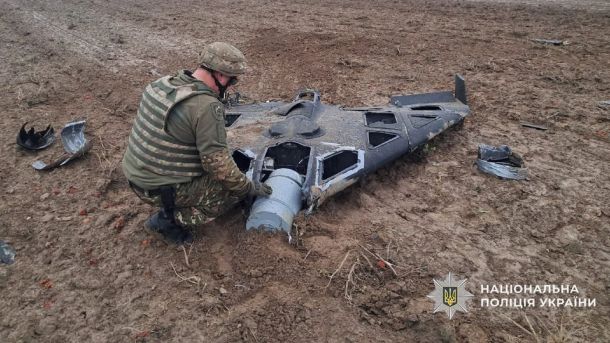 Бессарабський ринок відрізаний від пішоходів: як підземні переходи вбивають торгівлю Військовослужбовець оглядає уламки збитого російського ударного дрона Shahed на відкритому полі