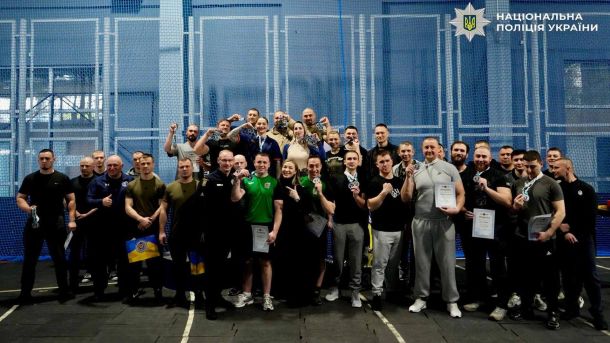 У Дарниці відкрили сквер Горянського з меморіалом «Омега Незламних» Поліцейські київського гарнізону після турніру з армрестлінгу — учасники з медалями та грамотами на тлі спортивного залу