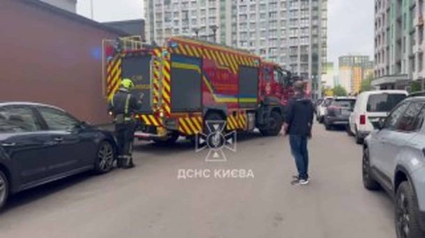 Припарковані авто заважали рятувальникам у Подільському районі після обстрілу Рятувальні машини ДСНС біля багатоповерхівки в Подільському районі Києва після російського обстрілу