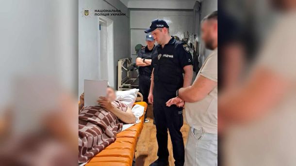 У Києві зупинили п'яного водія Mercedes без прав: три протоколи Слідчі поліції вручають підозру пораненому водієві Mercedes у лікарняній палаті після смертельного ДТП на Чоколівському бульварі в Києві