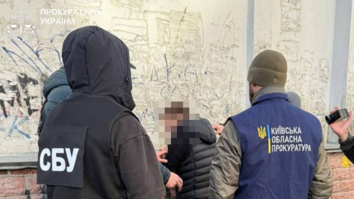 Майор поліції з МВС продавав бронювання через працевлаштування в ДСНС Співробітник СБУ та працівник Київської обласної прокуратури затримують підозрюваного майора поліції у справі про продаж бронювання від мобілізації