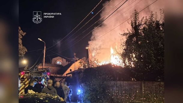 Уламки знайшли на території посольства у Шевченківському р-ні Пошкоджений приватний будинок у Святошинському р-ні Києва після нічної атаки безпілотниками — дві жінки загинули, четверо поранені