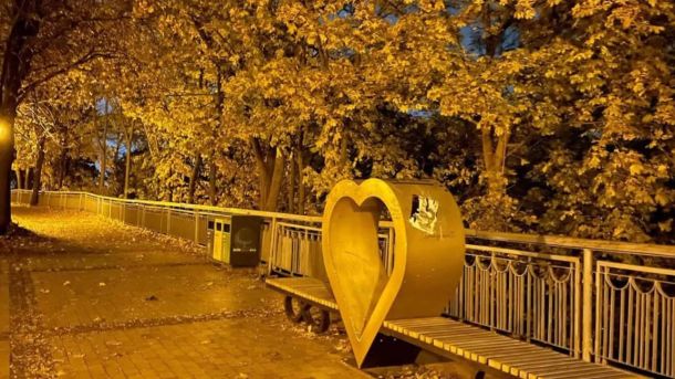 Київ нарешті зігріється: до +13° і трохи дощу: прогноз на тиждень Алея закоханих в Києві восени, жовте листя на деревах і мокрих лавках