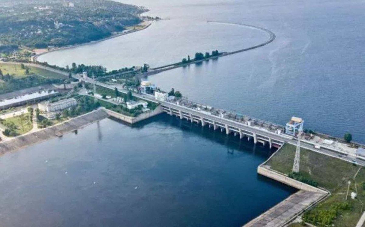 «Цунамі в Києві не буде»: Сергій Бескрестнов розвіяв фейки про руйнування ГЕС Вид з повітря на Київську гідроелектростанцію та дамбу