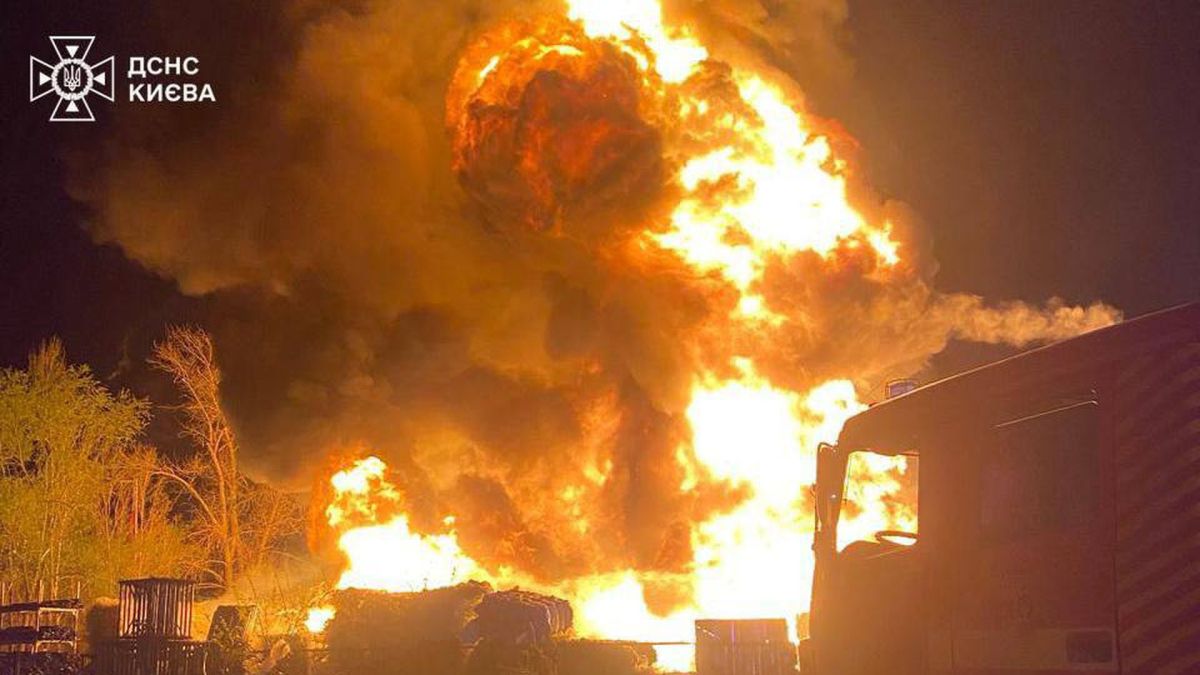 Обстріл Києва 16 квітня: 5 загиблих, серед них дитина, 21 постраждалий Рятувальники ДСНС Києва гасять масштабну пожежу після російського ракетного удару по Оболонському району столиці 16 квітня 2026 року