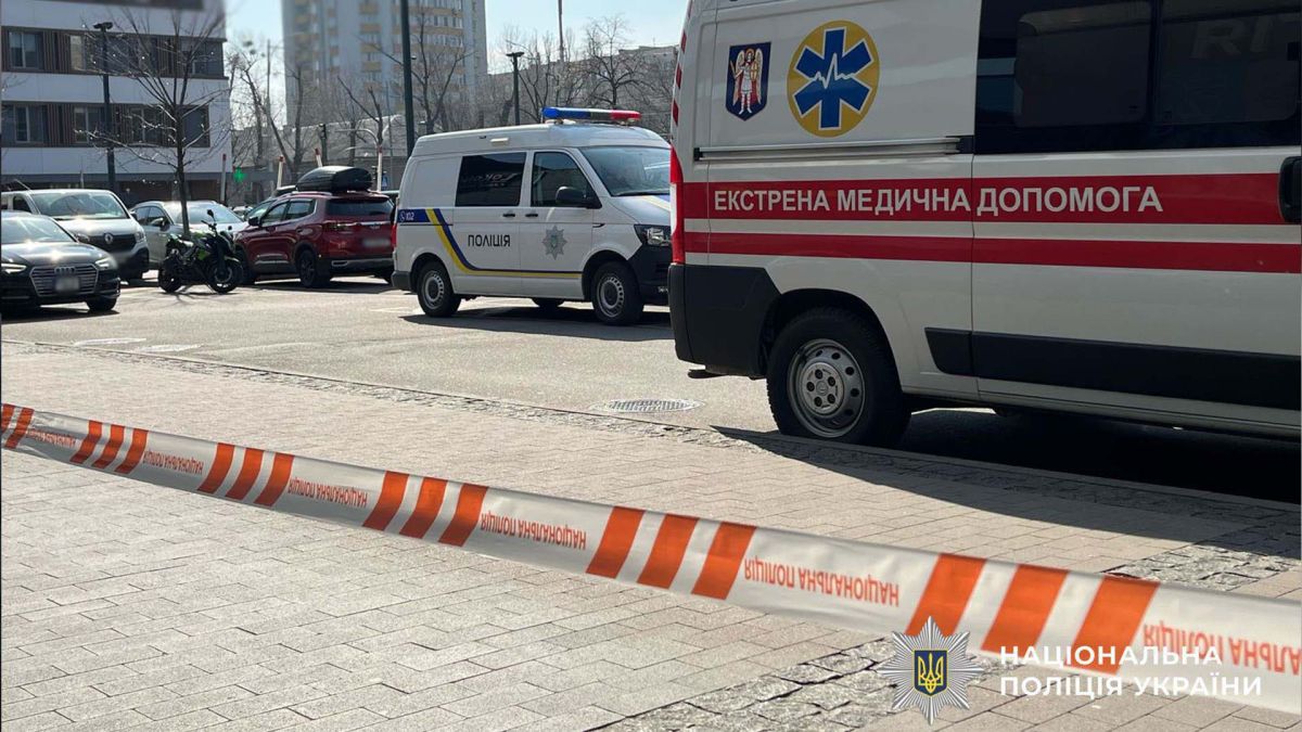 У ТРЦ Gulliver чоловік впав з п’ятого поверху: поліція розслідує обставини Автомобілі поліції та медиків на місці події біля торговельного центру в Печерському районі Києва