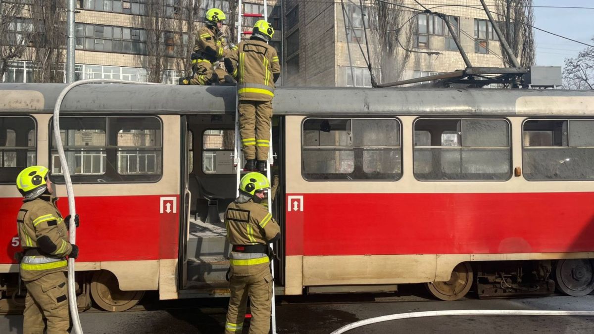 На Кирилівській загорівся трамвай: пожежу ліквідували за 26 хвилин Рятувальники ДСНС на драбині гасять пожежу на даху червоно-бежевого трамвая на вулиці Кирилівській у Подільському районі Києва