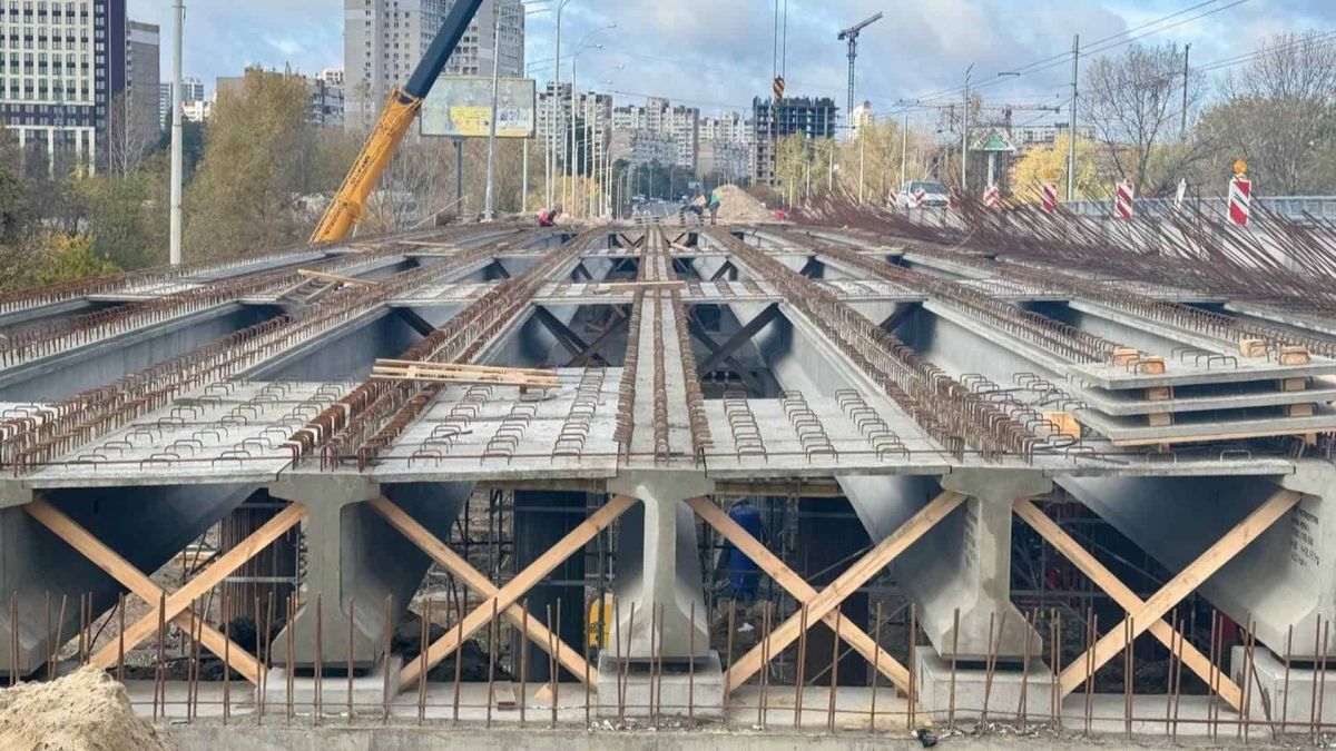 Ремонт шляхопроводу на Полярній у Києві вийшов на фінальний етап — «Київавтодор» Будівництво транспортної розв’язки: монтаж балок і арматури шляхопроводу