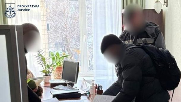 У Києві викрито схему відмивання 2 мільярдів у київських аптеках Підозрюваний переглядає наданий йому правоохоронцями документ