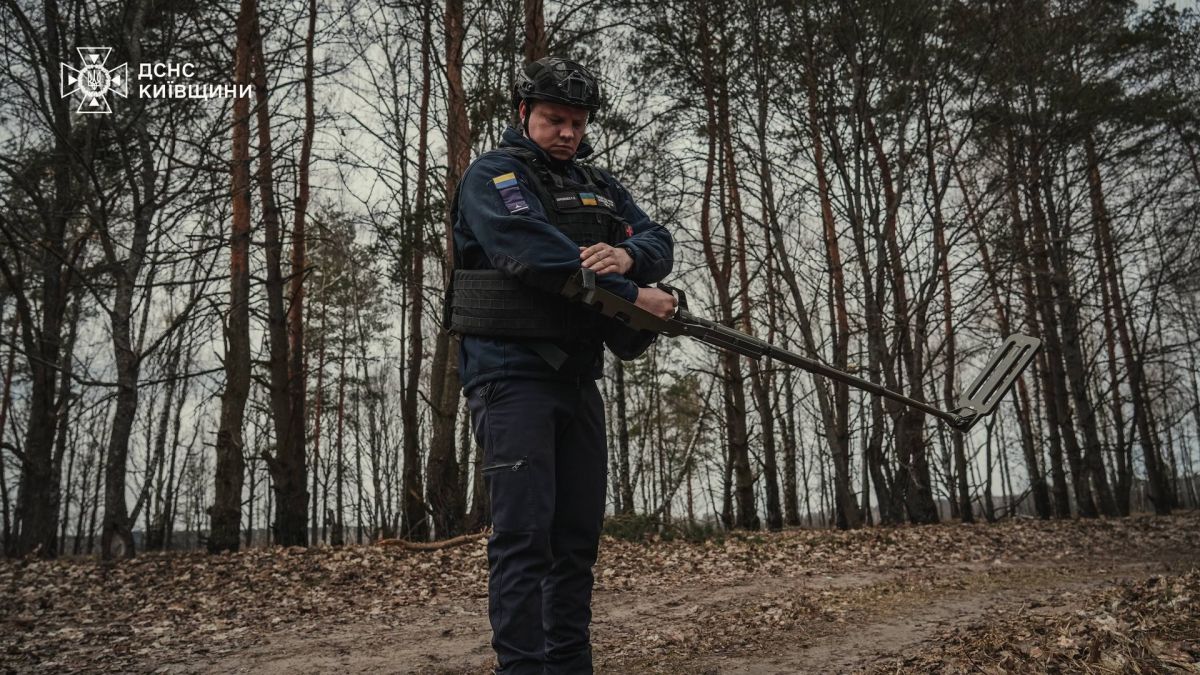 Піротехніки ДСНС щодня очищають Київщину від боєприпасів Піротехніки ДСНС щодня очищають Київщину від боєприпасів
