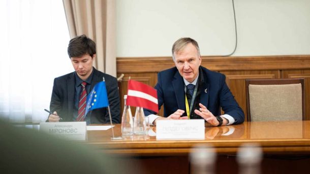 Латвія підтримає Київщину у відновленні та енергетиці після російських атак Двоє чоловіків сидять за столом у приміщенні під час офіційної зустрічі