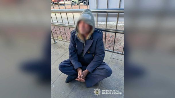 Диверсія на Дарниці: киянин отримав 10 років за підпал шафи Укрзалізниці 51-річний підозрюваний у вкраденій формі залізничника після затримання поліцією на Центральному залізничному вокзалі Києва