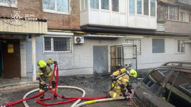 Пожежа на Кирилівській у Подільському р-ні: 50 кв. м, гасили без гідрантів Рятувальники ДСНС ліквідують пожежу у житловій багатоповерхівці на Кирилівській у Подільському районі Києва