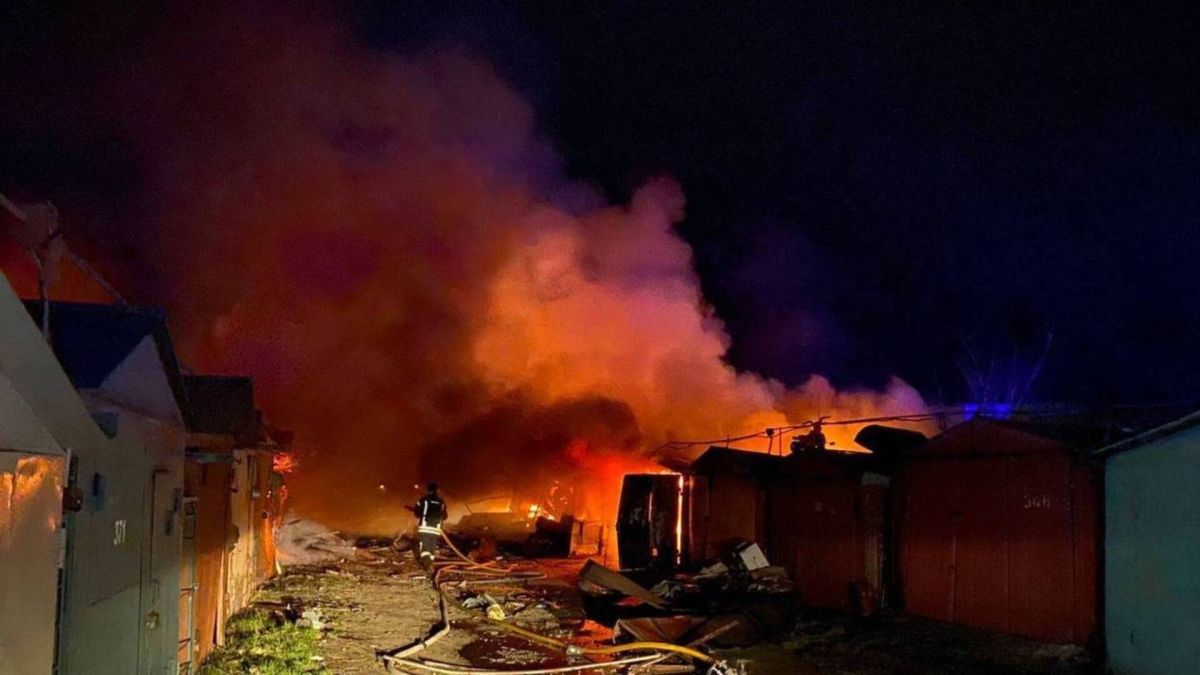 Обстріл Київщини: 1 жінка загинула, з палаючого будинку евакуювали 52 людини Рятувальники гасять пожежу після обстрілу