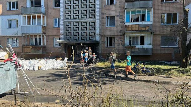 У Вишневому атака пошкодила 7 гуртожитків: ремонт уже йде Зруйнована багатоповерхівка в Києві після ракетного обстрілу, мешканці та діти на вулиці, пошкоджена інфраструктура, евакуація та відновлювальні роботи.