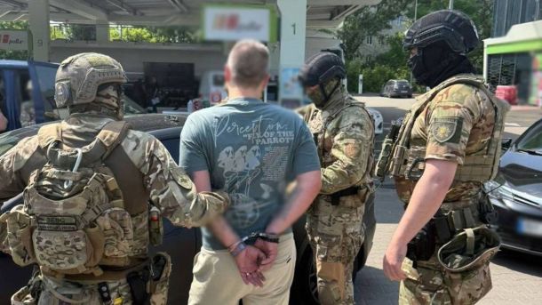 Спецоперація «Рубікон»: ліквідовано 34 нарколабораторії у 21 регіоні Троє бійців спецпідрозділу ЗЕВС НПУ у тактичному спорядженні конвоюють затриманого в наручниках на автозаправці