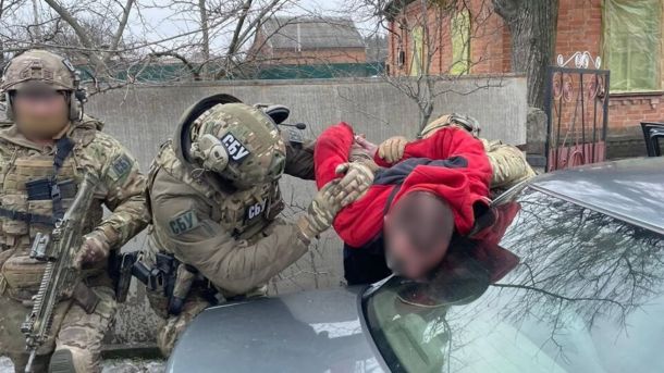 Спецоперація «Рубікон»: ліквідовано 34 нарколабораторії у 21 регіоні Спецпризначенці у тактичному спорядженні затримують підозрюваного у червоному одязі, притискаючи його до капота автомобіля під час спецоперації