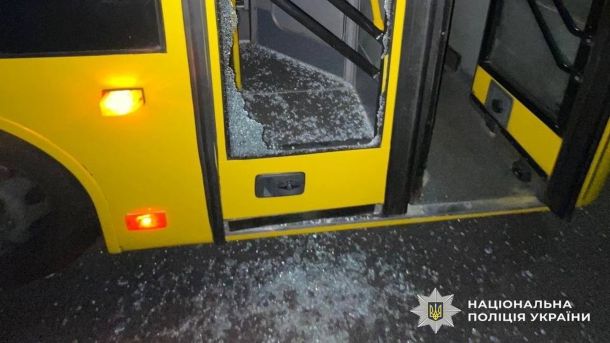 Пасажирів потягу Дніпро-Київ евакуювали через «загрозу мінування» Автобус жовтого кольору із розбитими дверима