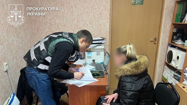 Киянці з немовлям дали звання солдат-фельдшер: ТЦК ігнорує скарги Поліцейський і підозрювана у службовому кабінеті