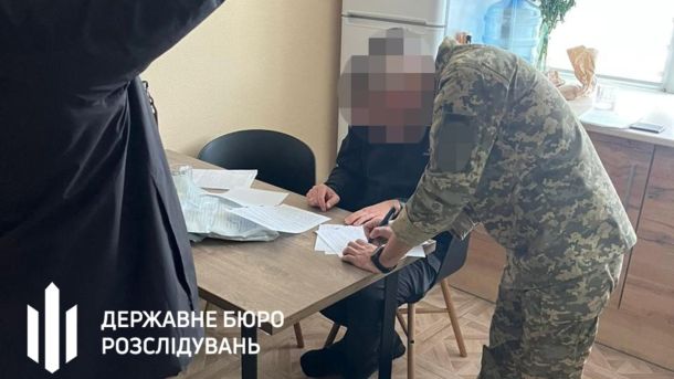 На реставрації Флорівського монастиря розтратили 666 тис грн — підозра посадовцю КМДА Підозрюваний підписує документ