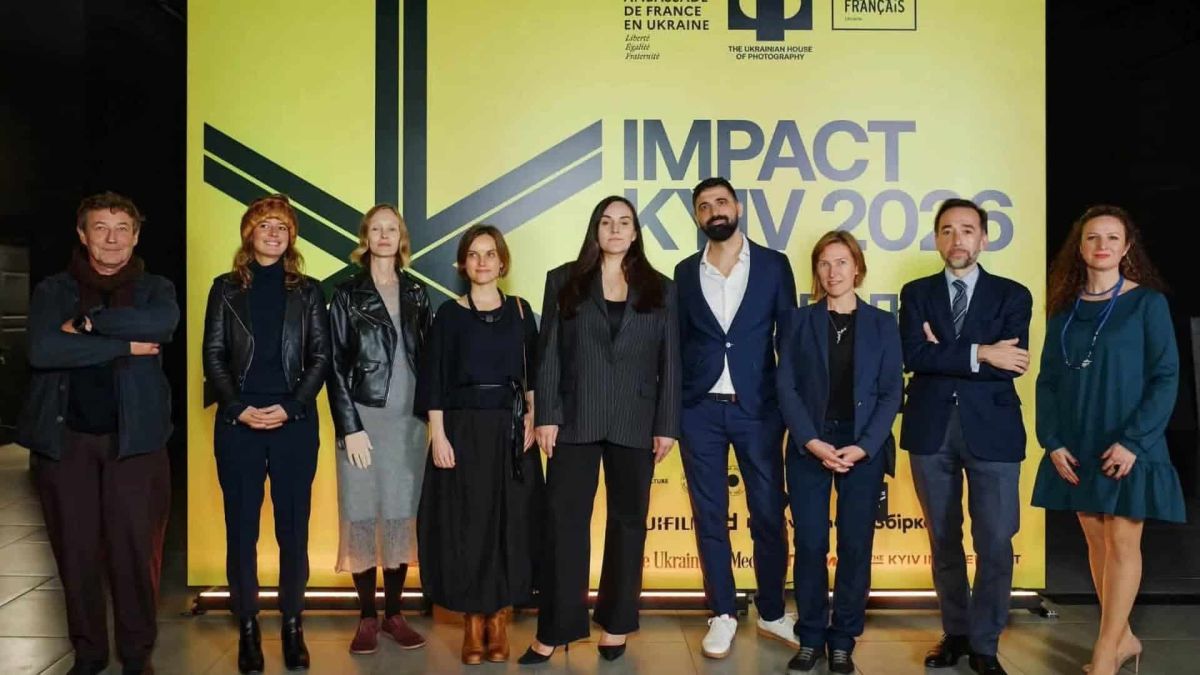 У Києві відкрився перший форум фотографії війн і конфліктів Impact Kyiv Учасники відкриття форуму фотографії війн і конфліктів Impact Kyiv стоять на тлі жовтого банера форуму в Києві
