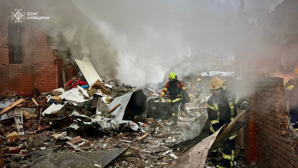 Ворожа атака на Київщину: у Фастівському районі загинув чоловік Рятувальники ДСНС Київщини у захисному спорядженні розбирають уламки зруйнованої будівлі серед густого диму після ворожої атаки у Фастівському районі
