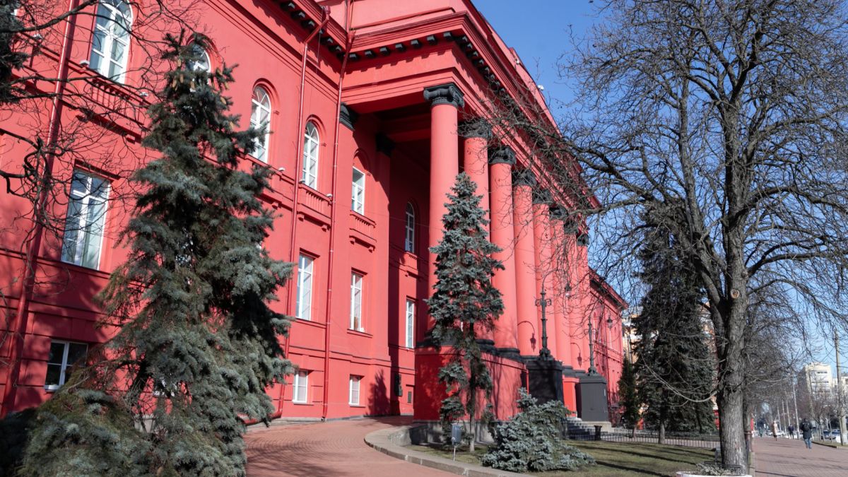 4 безплатні екскурсії Києвом на вихідних: від Кудрявця до Нивок Будівля Київського національного університету імені Тараса Шевченка, біля якої проходять екскурсійні маршрути столицею