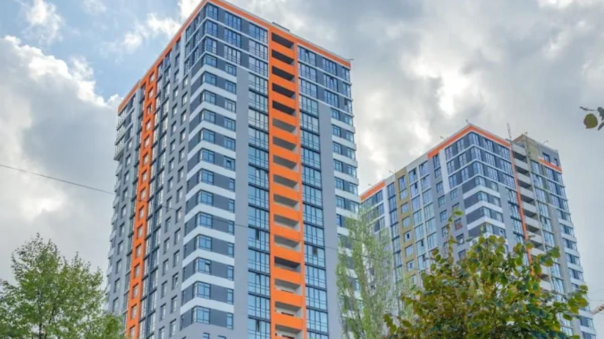 У Києві забудовник ЖК «Бережанський» не сплатив 22 млн грн пайової участі: прокуратура подала до суду Сучасний житловий комплекс із високими будинками з помаранчевими акцентами на фасаді
