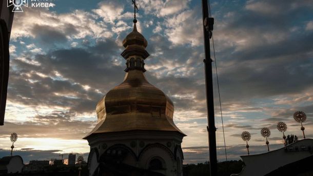 Рятувальники розбирають дах лаври після удару по Києву Рятувальники ДСНС демонтують пошкоджені конструкції даху будівлі Києво-Печерської лаври після нічного ракетного удару по Києву