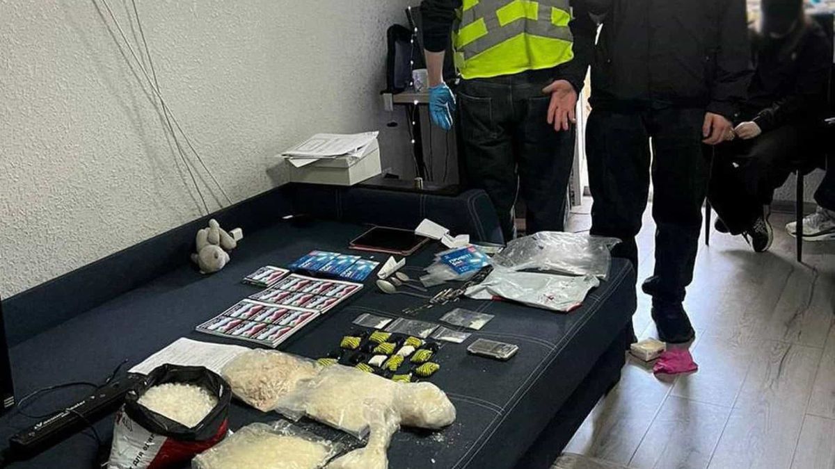 Поліція Києва затримала студентську пару за збут 5 кг Альфа-PVP на 3 млн грн Поліцейські Києва під час обшуку в орендованій квартирі студентів, яких підозрюють у збуті 5 кг Альфа-PVP через поштові сервіси