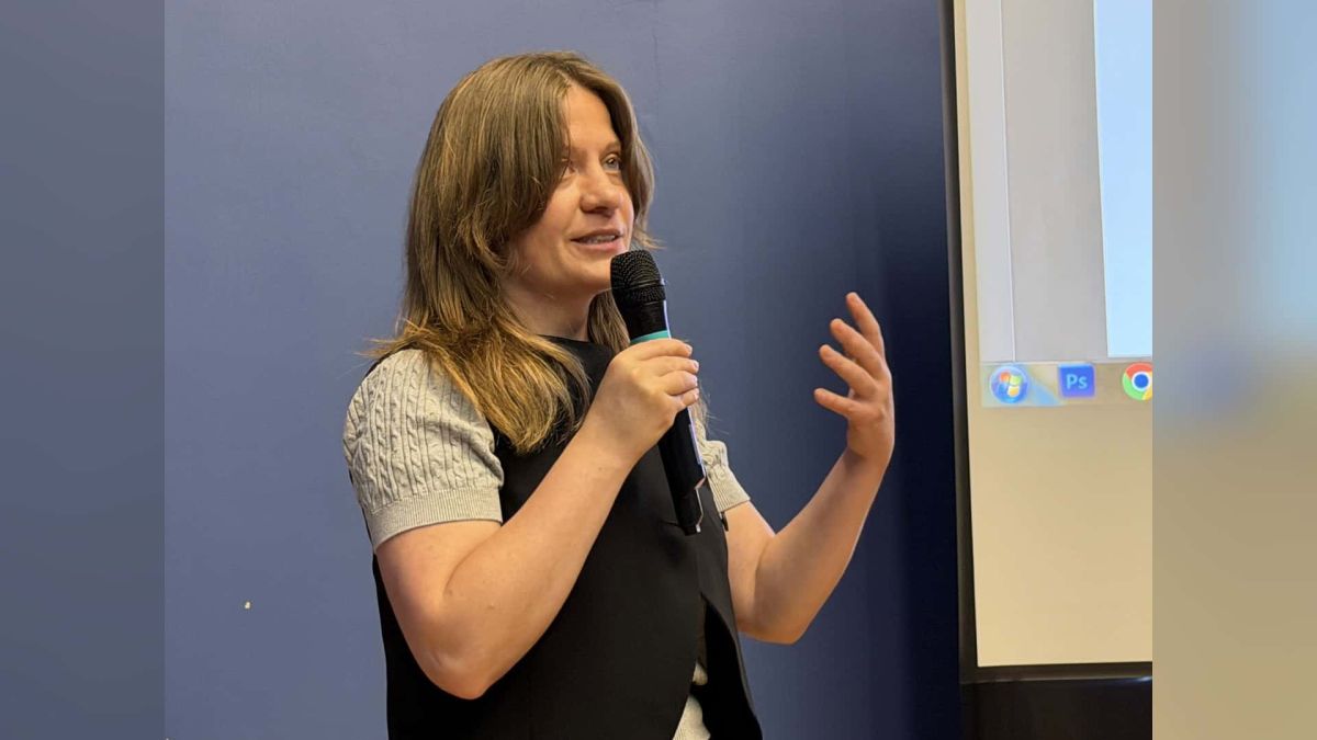 Ольга Сало очолила Координаційний центр з евакуації загрожених колекцій Ольга Сало з мікрофоном презентує Координаційний центр з евакуації загрожених колекцій у Міністерстві культури