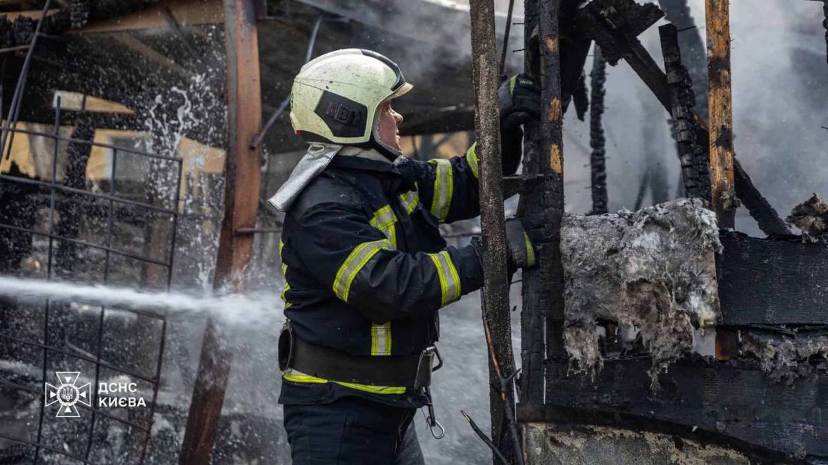 На будмайданчику в Дніпровському згоріли побутівки: 120 кв.м Рятувальник ДСНС Києва гасить пожежу на будівельному майданчику в Дніпровському районі — вулиця Гната Хоткевича, 20 квітня 2026 року