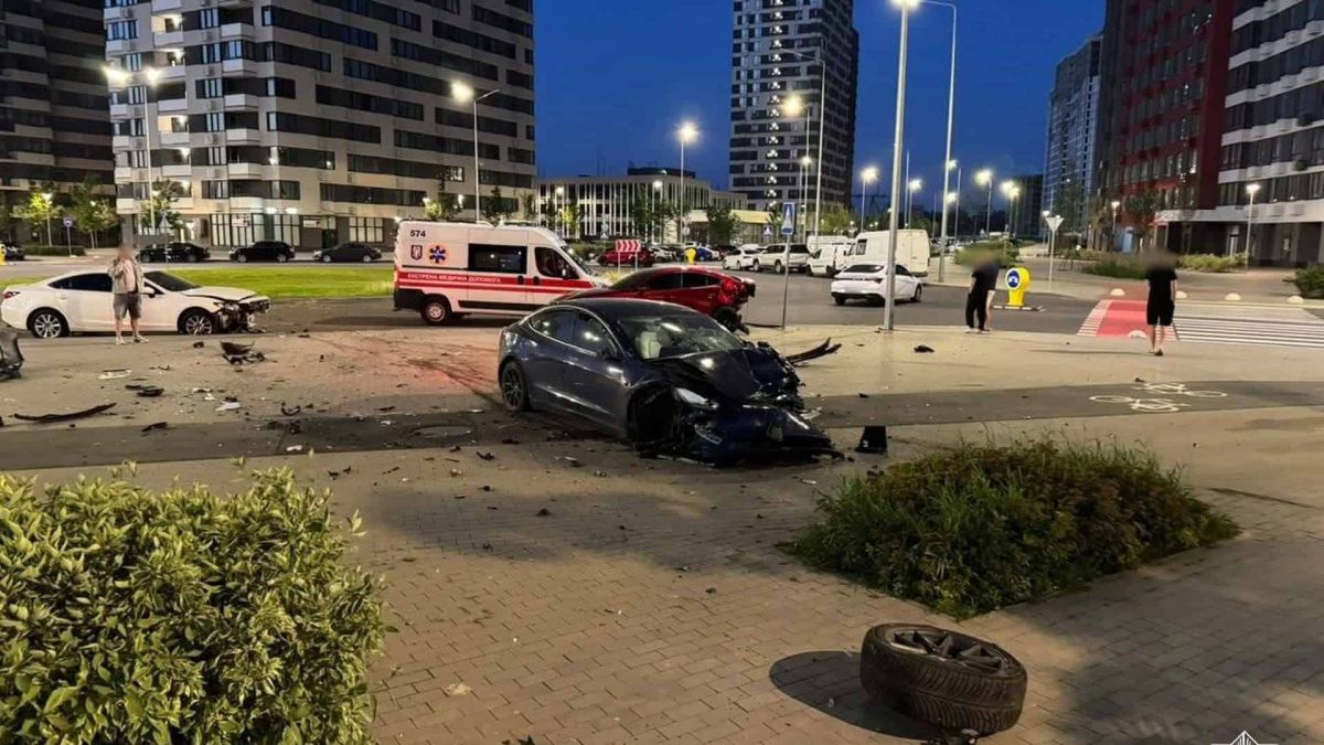 П'яний підліток без дозволу викрав Tesla і протаранив дві Mazda на Подолі Патрульні поліцейські оформлюють ДТП у Подільському районі Києва: Tesla врізалася у дві Mazda, водій — неповнолітній з 1,03 проміле