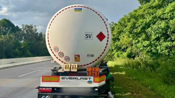 Третя атака за тиждень: у Києві 10 поранених, пожежі в 3 районах Місце ДТП на 72-му кілометрі траси Київ–Одеса біля Глушків, де Mercedes збив пішохода: одна людина загинула