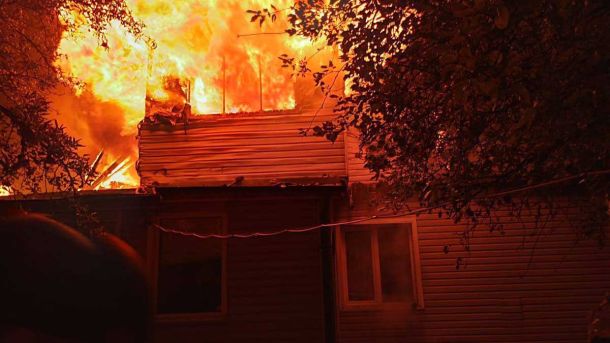 ДТП на проспекті Лобановського: ускладнено рух у напрямку метро «Деміївська» Палаючий приватний будинок після повітряної атаки РФ
