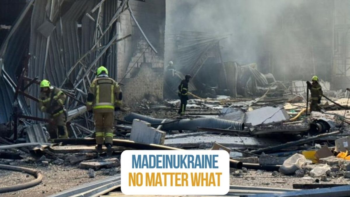 У Києві російський удар зруйнував завод найбільшого виробника хумусу в Україні Рятувальники гасять пожежу на зруйнованому після ракетного удару заводі