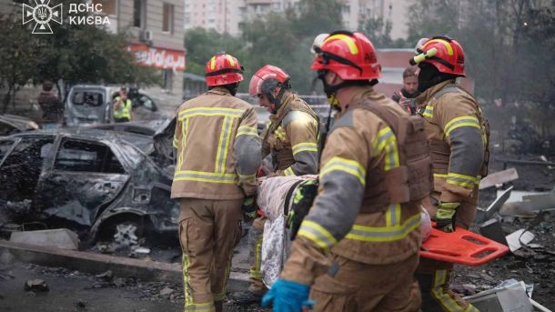 Атака на Київ: 8 загиблих, серед них 12-річна дівчинка, 43 постраждалих Рятувальники ДСНС розбирають завали зруйнованого будинку після російської атаки на Київ 6 липня