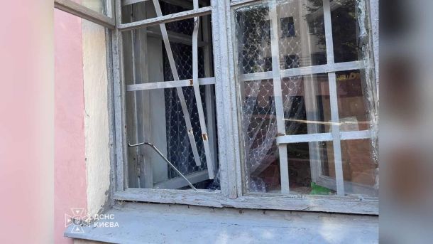 Удар по Дегтярівській 24 травня: троє загиблих, 66 пошкоджених локацій Рятувальники ДСНС Києва дістались до кімнати гуртожитку на вул. Винниченка, де зачинився дворічний хлопчик, розрізавши решітку на вікні