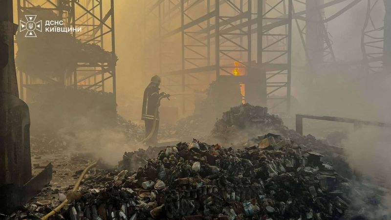 Головні новини Києва | Kyiv.News Рятувальники ДСНС Київщини гасять пожежу на складських приміщеннях у Бориспільському та Бучанському районах після обстрілу