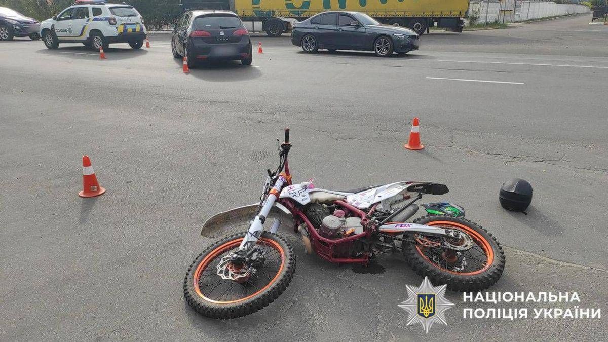 У Василькові зіткнулися авто і мотоцикл: постраждав 18-річний водій На асфальті лежить пошкоджений мотоцикл із яскраво-помаранчевими дисками, поряд чорний шолом