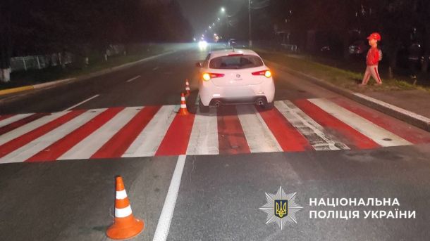 50-річний чоловік загинув під колесами потяга у Ворзелі БІлий автомобіль стоїть на дорозі