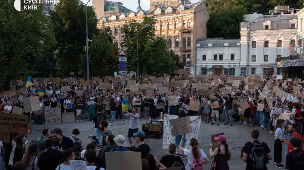 У Києві затримали рецидивіста, який пограбував перехожого на Лобановського Сотні людей із картонними плакатами на площі Івана Франка в Києві під час акції на підтримку Михайла Федорова
