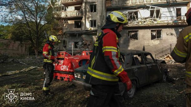 Атака на Київ: пошкоджено будівлю ДМС у Дарницькому, прийом громадян триває Рятувальники ДСНС оглядають пошкоджену багатоповерхівку та згорілий автомобіль після атаки на Київ