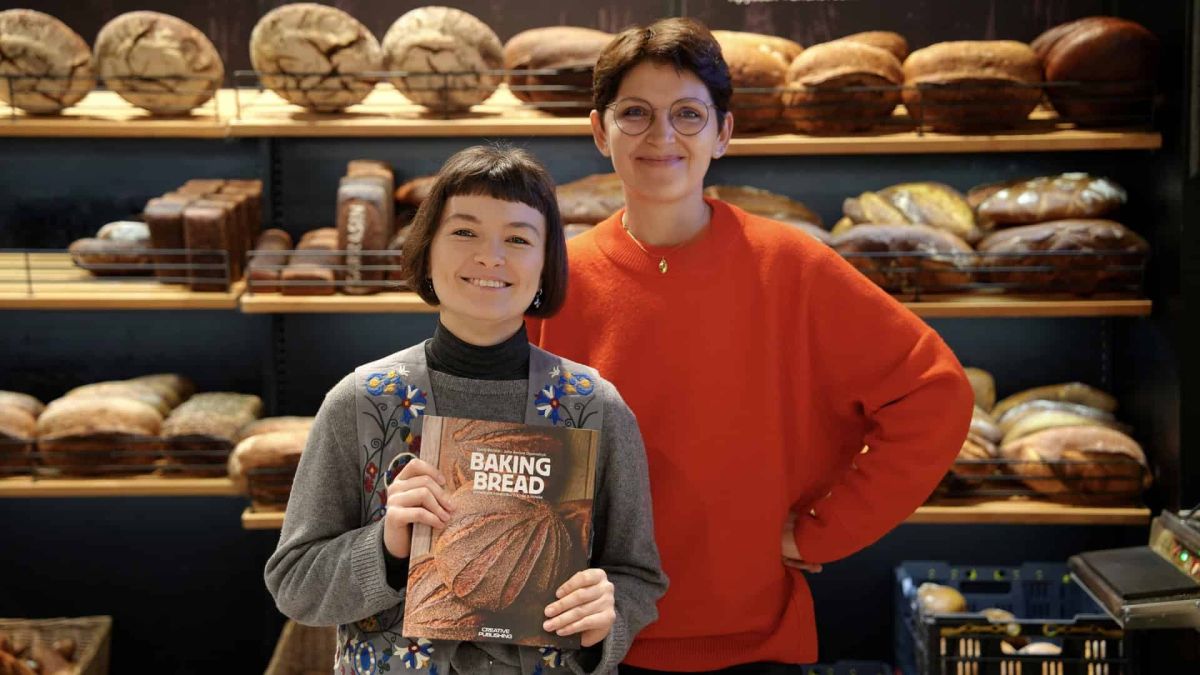 Bakehouse відзначає 10 років: як київська пекарня змінила культуру хліба в Україні Засновниці київської пекарні Bakehouse у торговому залі на тлі полиць зі свіжим хлібом — 10-й ювілей закладу
