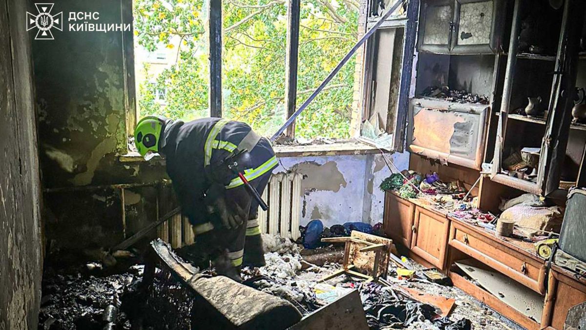 Бориспіль: врятували чоловіка з палаючої квартири на Лютневій Пожежник перевіряє відсутність полум’я в знищеній квартирі