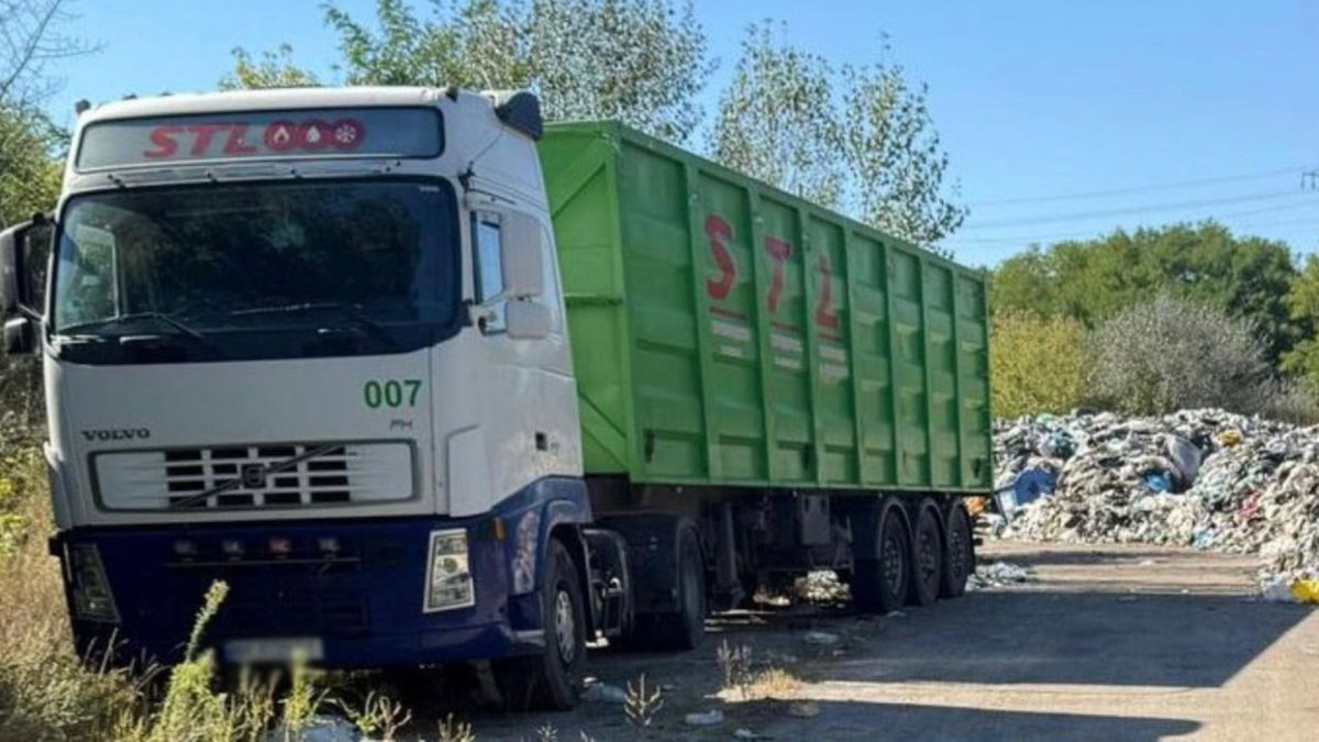 У Голосієві директора судитимуть за організацію звалища на 2 га Вантажівка біля звалища сміття