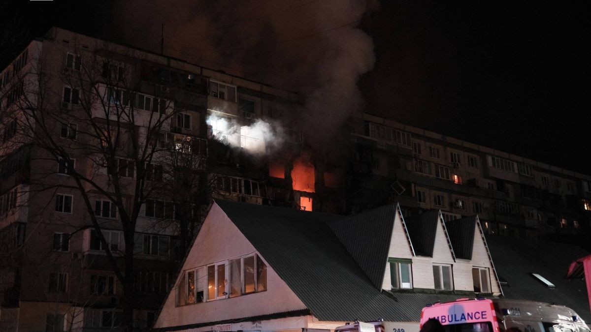 Масований обстріл Києва: 25 постраждалих, серед них дитина і вагітна жінка Житловий будинок у Києві горить унаслідок російської масованої атаки на столиці в ніч на 14 листопада 2025 року