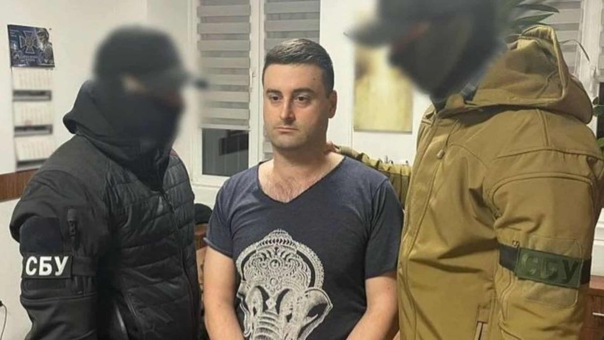 Перед судом постане пропагандист із пулу Медведчука — йому інкримінують держзраду Співробітники СБУ тримають під руки чоловіка