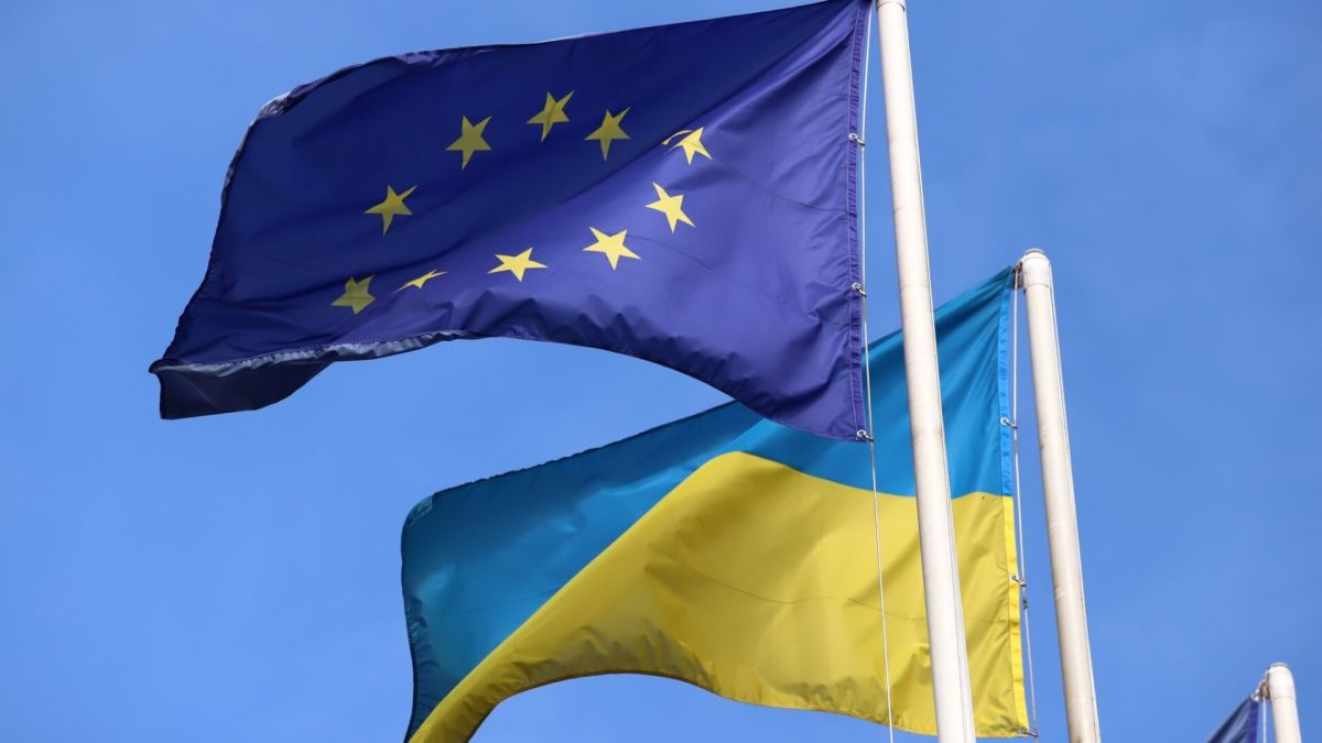 ЄС одностайно ухвалив пакет допомоги Україні на 50 мільярдів євро Прапори України і Євросоюзу