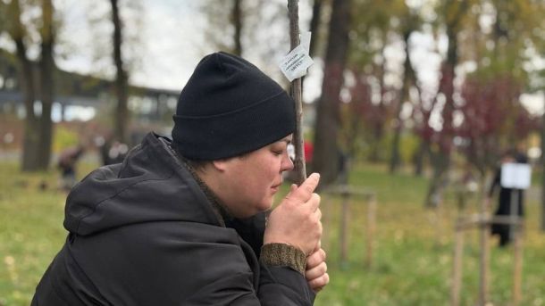 У Києві на базі КНУ ім. Шевченка планують створити Астробіологічний центр Жінка обіймає щойно висаджене дерево на меморіальній алеї